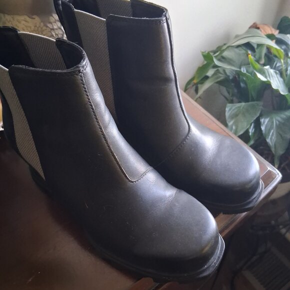 Sorel Women's Joan of Arctic Wedge III Chelsea Boots in black leather - Picture 7 of 11